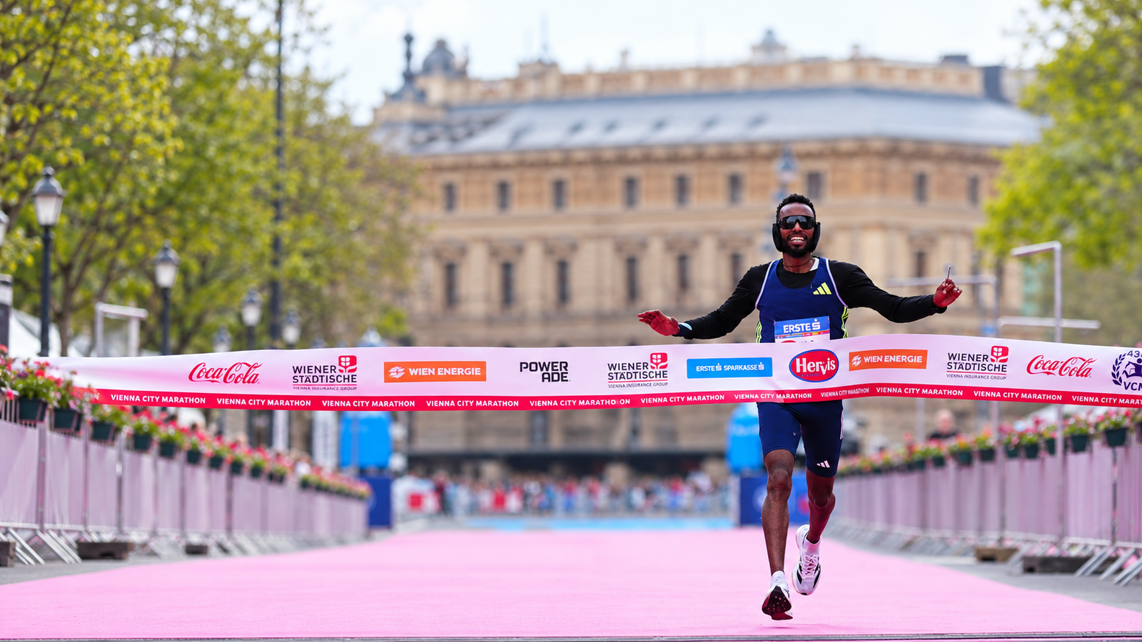 Haftamu Abadi cruza la meta del maratón de Viena